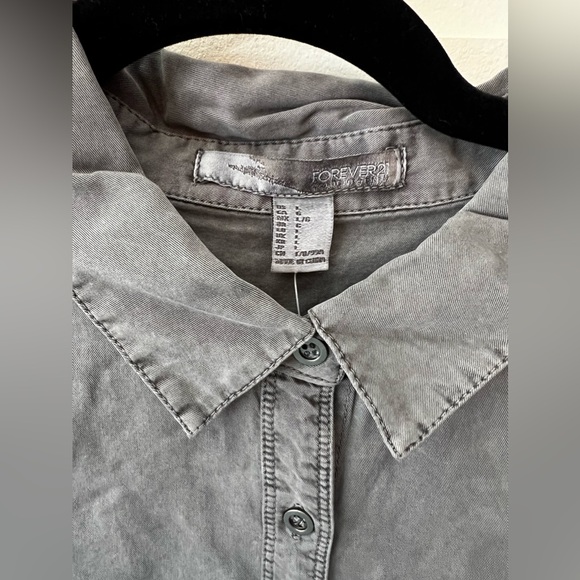 Forever 21 NWT‎ Contemporary Gray Women’s NOTHING Button Down Shirt Size Large - Picture 2 of 12
